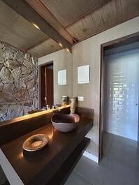 Harmoniosamente integrada com a paisagem natural da praia de Maresias.