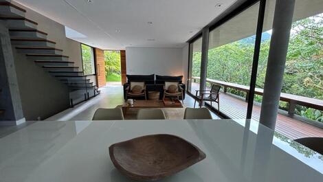 Harmoniosamente integrada com a paisagem natural da praia de Maresias.