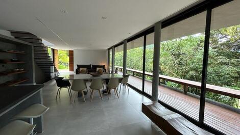 Harmoniosamente integrada com a paisagem natural da praia de Maresias.