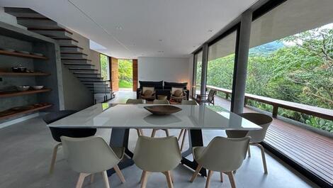 Harmoniosamente integrada com a paisagem natural da praia de Maresias.