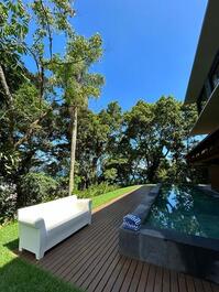 Harmoniosamente integrada com a paisagem natural da praia de Maresias.