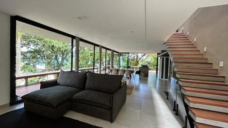 Harmoniosamente integrada com a paisagem natural da praia de Maresias.