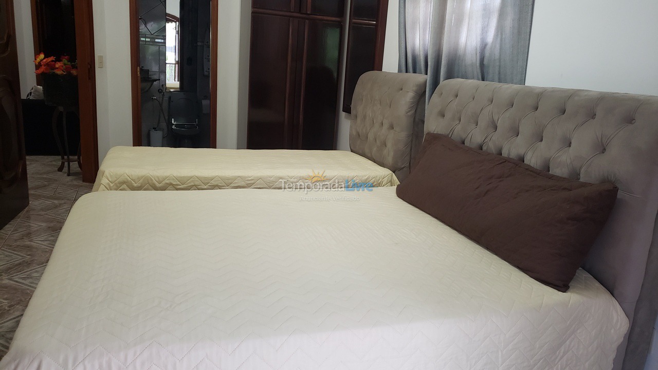 Casa para aluguel de temporada em Guarujá (Praia do Pernambuco)