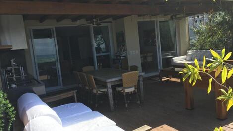 Casa frente ao mar na praia de Juquehy, disponível reveillon