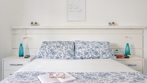 Cama tamanho casal, com roupas de cama novas e de alta qualidade!