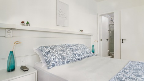 Suíte com decoração minimalista e muito aconchegante.