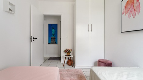 Quarto confortável com roupeiro.