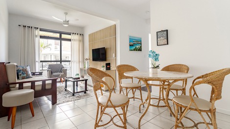 Sala de jantar fresquinha, integrada com a sala de estar, para momentos inesquecíveis com a família.