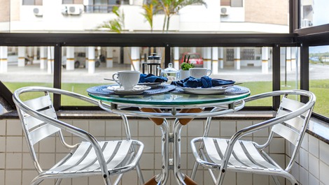 Sacada com mesa para café da manhã tranquilo e aconchegante!