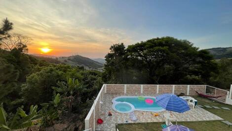 Vista Panorâmica e Pôr do Sol Perfeito – a Poucos Minutos do Centro