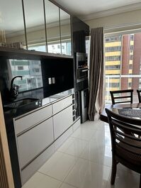 91 UN APTO CON 2 SUITES 2 DORMITORIOS BALCON AL MAR