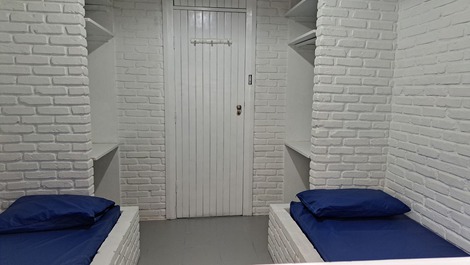 Quarto 3: com duas camas de solteiro e dois armários