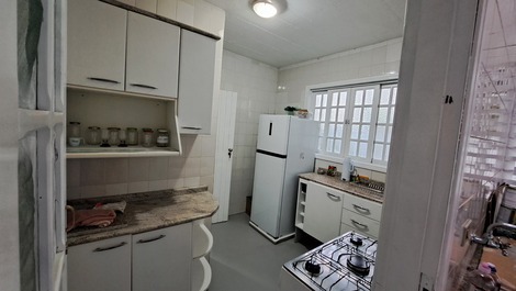 Cozinha completa com utensílios básicos de cozinha.