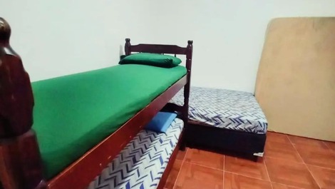 Casa de dos plantas con piscina, a 300 metros de la playa.