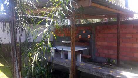 Local churrasco; com mesa e bancos