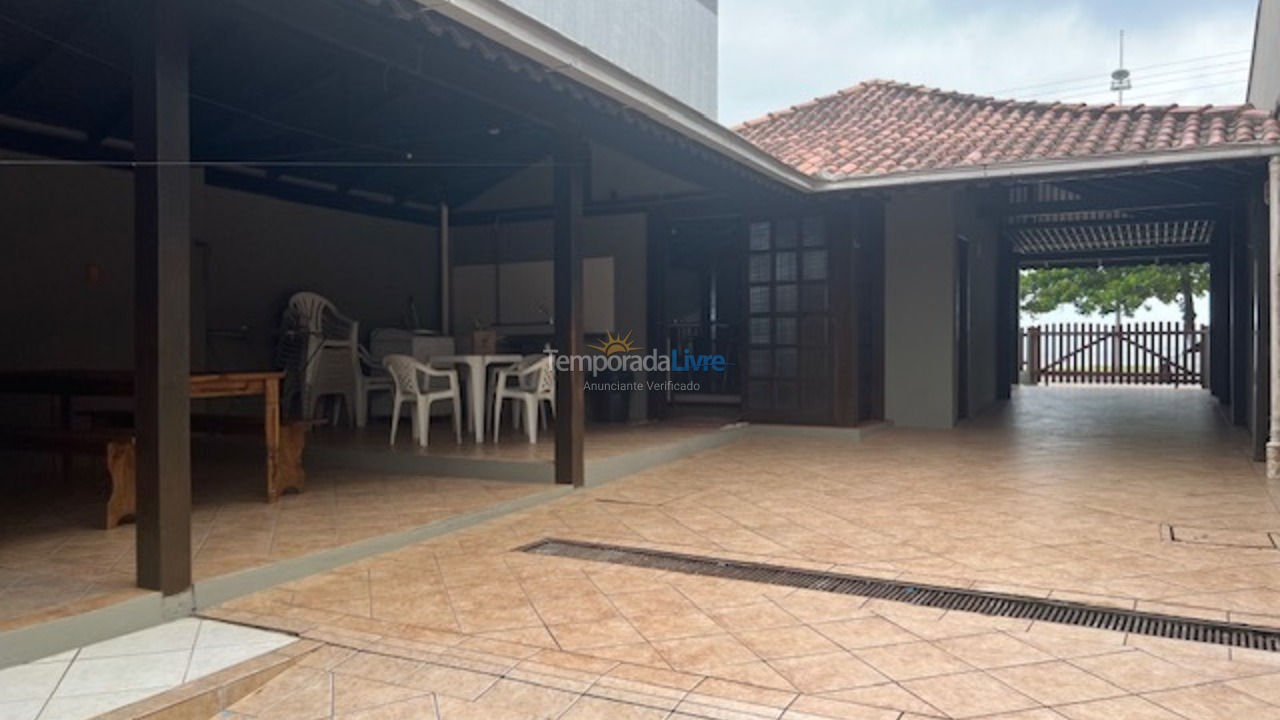 Casa para aluguel de temporada em São Francisco do Sul (Enseada)