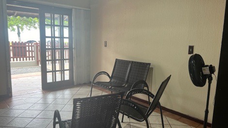 ÓTIMA CASA FRENTE PRO MAR, 4 DORMITÓRIOS COM AC, WI-FI, 4 GARAGENS