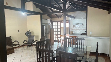 ÓTIMA CASA FRENTE PRO MAR, 4 DORMITÓRIOS COM AC, WI-FI, 4 GARAGENS