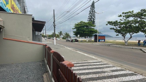 ÓTIMA CASA FRENTE PRO MAR, 4 DORMITÓRIOS COM AC, WI-FI, 4 GARAGENS