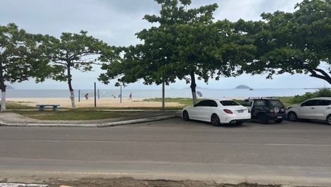 ÓTIMA CASA FRENTE PRO MAR, 4 DORMITÓRIOS COM AC, WI-FI, 4 GARAGENS