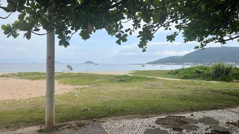 ÓTIMA CASA FRENTE PRO MAR, 4 DORMITÓRIOS COM AC, WI-FI, 4 GARAGENS