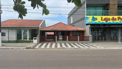 ÓTIMA CASA FRENTE PRO MAR, 4 DORMITÓRIOS COM AC, WI-FI, 4 GARAGENS