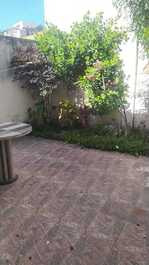 Casa com varanda a 200 m da praia