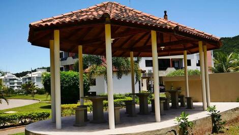 EXCELENTE APARTAMENTO COM PISCINA CONDOMINIO FRENTE O MAR NOS INGLESES