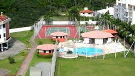 EXCELENTE APARTAMENTO COM PISCINA CONDOMINIO FRENTE O MAR NOS INGLESES