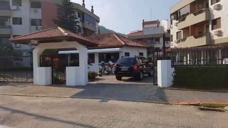 EXCELENTE APARTAMENTO COM PISCINA CONDOMINIO FRENTE O MAR NOS INGLESES