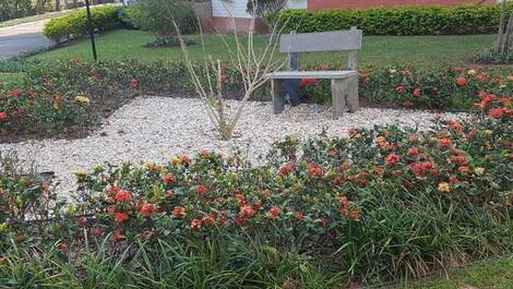 EXCELENTE APARTAMENTO COM PISCINA CONDOMINIO FRENTE O MAR NOS INGLESES