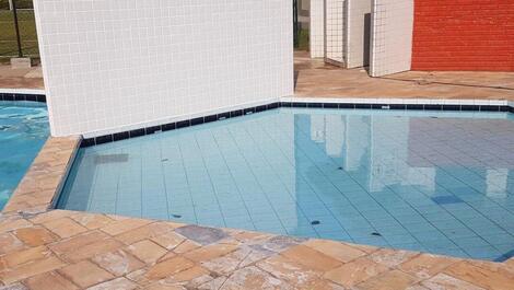 EXCELENTE APARTAMENTO COM PISCINA CONDOMINIO FRENTE O MAR NOS INGLESES