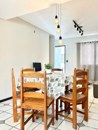 006 - Apto com 2 dormitórios na praia de Bombas