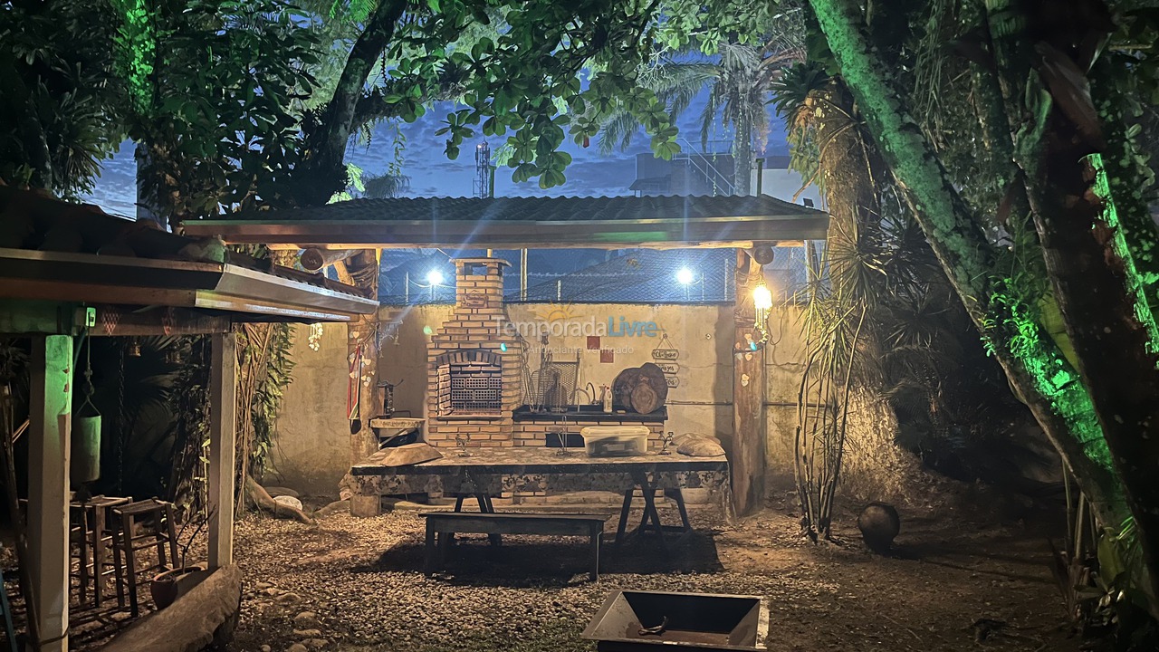 Casa para aluguel de temporada em Ubatuba (Enseada)