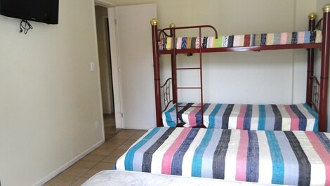 Quarto com 4 camas de solteiro