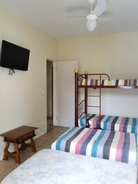 Quarto com 4 camas de solteiro