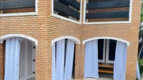 Varanda  inferior com mesa para a churrasqueira e cafe da manha