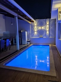Piscina a noite 