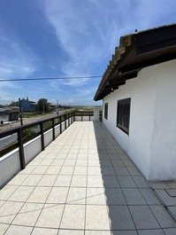 CASA DUNAS frente ao mar literalmente na areia, acomoda até 12 pessoas