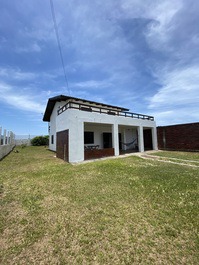 CASA DUNAS frente ao mar literalmente na areia, acomoda até 12 pessoas