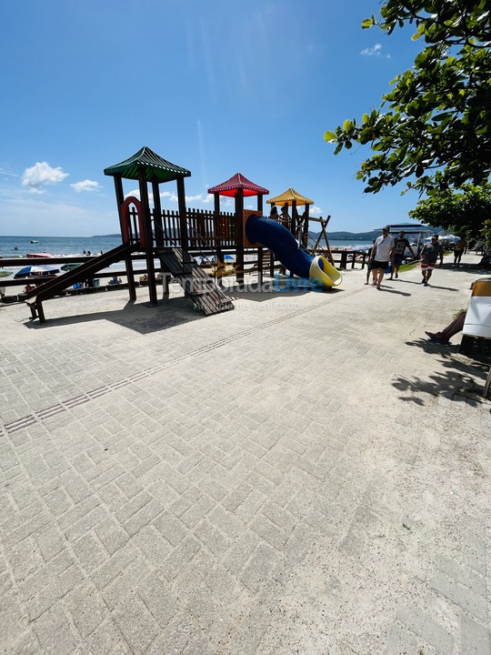 Apartamento para aluguel de temporada em Itapema (Meia Praia)