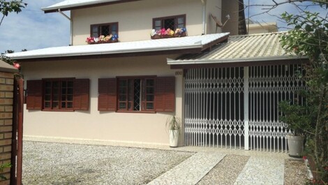 Amplia casa con piscina: perfecta para familias y amigos.