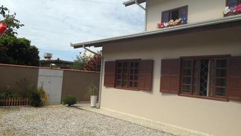 Amplia casa con piscina: perfecta para familias y amigos.