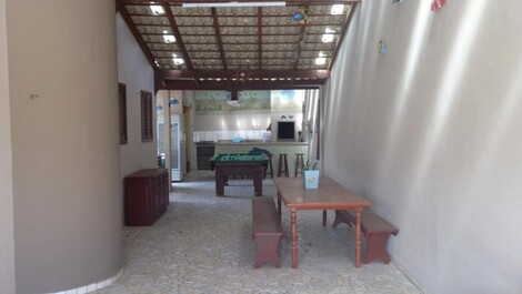 Amplia casa con piscina: perfecta para familias y amigos.