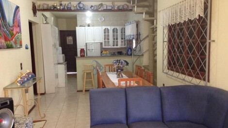 Amplia casa con piscina: perfecta para familias y amigos.