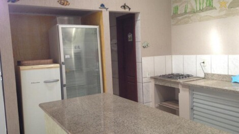 Amplia casa con piscina: perfecta para familias y amigos.