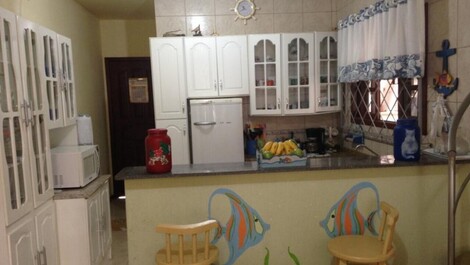 Amplia casa con piscina: perfecta para familias y amigos.