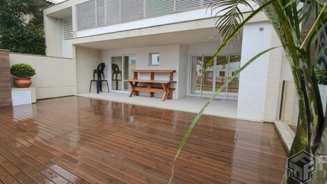 Ground floor apartment with private area, 180m from Mariscal Beach.