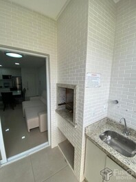 Apartamento de 1 Suíte e 1 Quarto à 180m da Praia de Mariscal