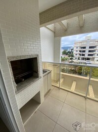 Apartamento de 1 Suíte e 1 Quarto à 180m da Praia de Mariscal